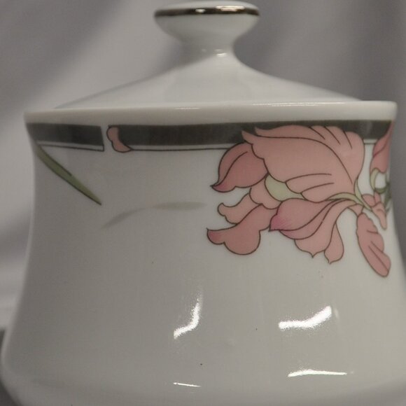 Silverie 12 oz vintage Iris sugar bowl with lid porcelain? (219w) - Picture 4 of 12